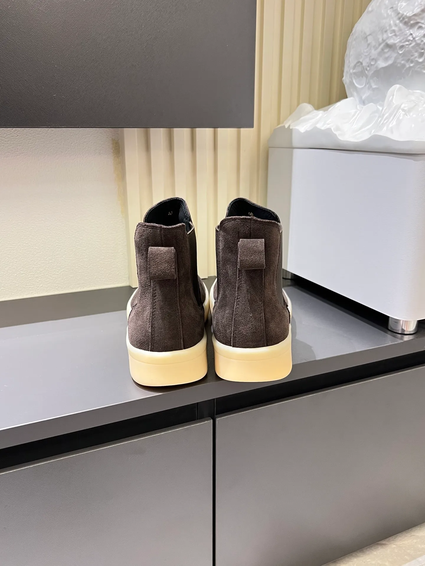 p440 Loro Piana's new niche winter men's mid-top shoes are shipped! The fabric is made of mercerized cowhide imported from Italy, with a sheepskin lining, which is comfortable, breathable and not stuffy to the feet. The outsole is made of natural rubber, which is wear-resistant and non-slip! Size: 38-44 (45.46.)